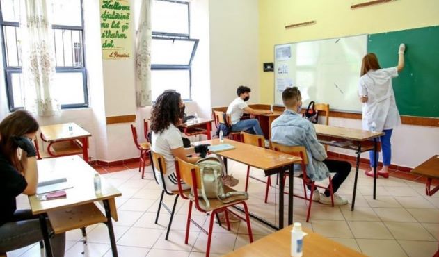 Ministrja e Arsimit njofton rritjen e pagave te mesuesve ne 2022